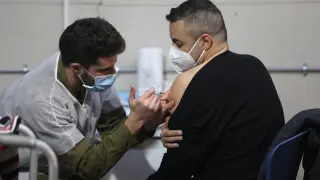 Un hombre es vacunado contra la covid esta semana en Givatayim, Israel.