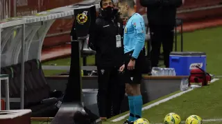 El árbitro Rubén Ávalos consulta el VAR antes de pitar el polémico penalti en el partido Albacete-Real Zaragoza]