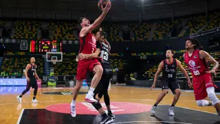 Javier Justiz, pívot del Casademont Zaragoza, intenta anotar en el partido ante el Bilbao Basket del pasado sábado.