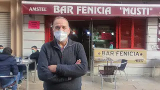 Moustapha Nasser Issa, este domingo a las puertas del bar Fenicia, en el Tubo de Zaragoza.