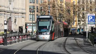 Un convoy del tranvía a su paso por la parada de Cesaraugusto