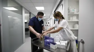 Llegada de las vacunas Pfizer a la Cínica Quirón de Zaragoza