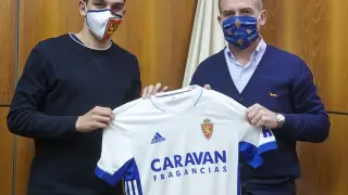 Sanabria, posando con Lapetra como nuevo jugador del Zaragoza.
