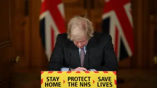 Boris Johnson ante los medios