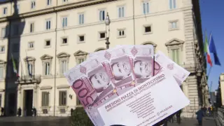 Un ciudadano protesta ante la crisis italiana con billetes falsos con la cara de Conte