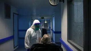 Una enfermera con un paciente en el hospital de Cascais.