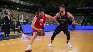 Barreiro es defendido por Miniotas, del Bilbao Basket, en el partido del pasado fin de semana.