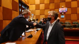 Jorge Azcón y Pedro Santisteve se saludan en el Pleno del Ayuntamiento de Zaragoza