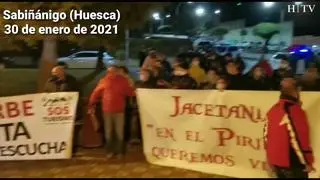 Los vecinos de Sabiñánigo han salido este sábado a la calle para protestar contra el cierre del turismo en el Pirineo, tal y como ya han hecho otras localidades oscenses.