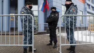 Policías rusos, en el centro de Moscú.