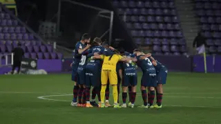 Los jugadores de la SD Huesca hacen piña durante el partido de Valladolid.