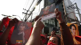 Protesta por el levantamiento militar en Birmania