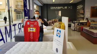 Rodrigo Benites, con su camiseta, en el establecimiento de su patrocinador personal.