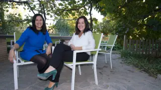 Eva (a la izquierda) y Marta Aínsa son las hermanas que han heredado el negocio familiar de casas rurales en Codo.