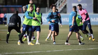 Varios jugadores de la SD Huesca durante el entrenamiento de este martes.