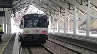 El tren de pasjeros se estrena al entrar en la futura estación de Canfranc.