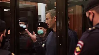 Navalni asistiendo al juicio