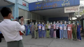 Personal sanitario de Birmania, con un lazo rojo que simboliza la protesta contra el golpe.