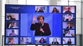 Angela Merkel habla con los padres alemanes desbordados