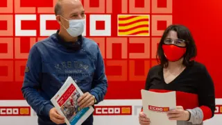 Carmelo Asensio y Sonia García presentando el informe de Comisiones Obreras