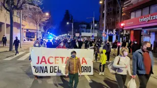 Centenares de personas han protestado en Jaca, Biescas, Aínsa y Castejón de Sos contra las "abusivas medidas" de la DGA.