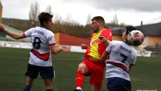 Carlos Vicente lucha con dos rivales por un balón aéreo.