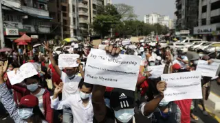 Protestas contra el golpe militar en Birmania.