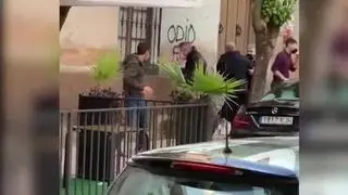 Un subinspector y un agente de la Policía Nacional han sido detenidos en Linares (Jaén) cuando estaban fuera de servicio tras su presunta implicación en una agresión a un hombre y a su hija, menor de edad. Los hechos fueron grabados en vídeo por algunos testigos.