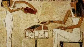Antiguo papiro en el que se aprecia a dos mujeres vertiendo líquidos.