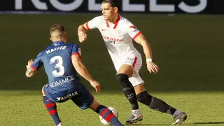 Pablo Maffeo intenta robar el balón, en el partido contra el Sevilla.
