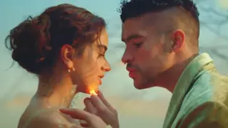 Bad Bunny y Rosalía en el videoclip de 'La noche de anoche'.