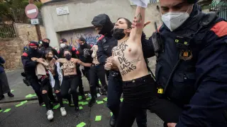 Activistas de Femen se manifiestan delante del colegio electoral del cabeza de lista de Vox por Barcelona, Ignacio Garriga.