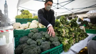 Manuel Morón, agricultor de Pina de Ebro que vende los sábados brócoli y otras verduras en el mercado agroecológico de Zaragoza.
