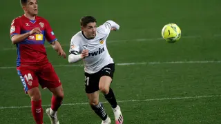 Raúl Guti pelea por el balón en el partido del Elche ante el Valencia.