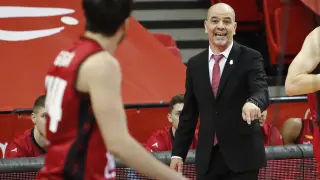Sergio Hernández, entrenador del Casademont Zaragoza, da instrucciones al canterano Javi García.