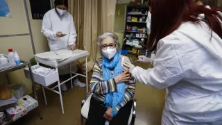 Los mayores de 80 años han comenzado a ser vacunados en los centros de salud.