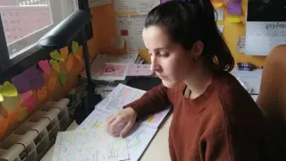 La zaragozana Raquel Páramo Fernández, opositora al MIR 2021, estudiando en su casa.