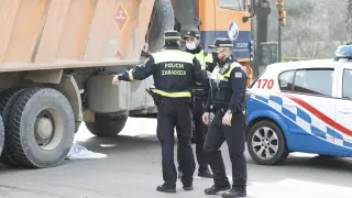 Una mujer ha muerto atropellada por un camión esta mañana en Zaragoza.