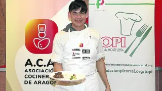 Ariel Munguía, con el plato con el que ganó el concurso