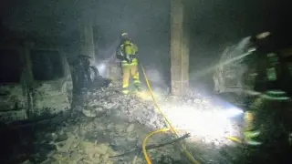 Los bomberos, durante la extinción del incendio en Beceite.