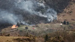 Los bomberos ven complicado que el incendio forestal llegue a controlarse hoy
