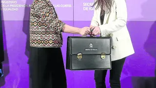 Irene Montero recibe la cartera de Igualdad de manos de Carmen Calvo en enero de 2020.