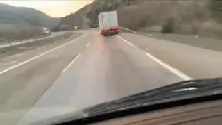 Ha ocurrido este lunes en la autovía de Jaén a Granada. Un camión circuló de forma errática y dando bandazos durante kilómetros hasta que se salió de la carretera y volcó. El conductor de detrás lo grabó todo.