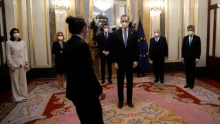 El vicepresidente Pablo Iglesias saludando al Rey este martes en el Congreso durante el aniversario del 23F