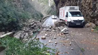 Los vehículos han tenido que esquivar las rocas caídas en la calzada del Congosto del Ventamillo antes de que llegaran los operarios de mantenimiento.
