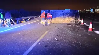 Dos heridos leves al volcar una furgoneta.