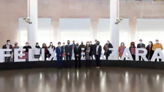 Los galardonados junto a las autoridades en el vestíbulo de la Diputación de Huesca.