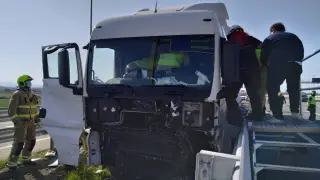 Accidente de un camión en el kilómetro 320 de la A-2, en Zaragoza.
