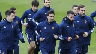 Clásica imagen del entrenamiento del Real Zaragoza. Jugadores en carrera, gestos de preocupación.