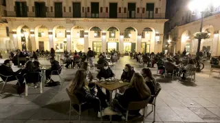 Terrazas llenas anoche en la plaza del Mercado de Huesca